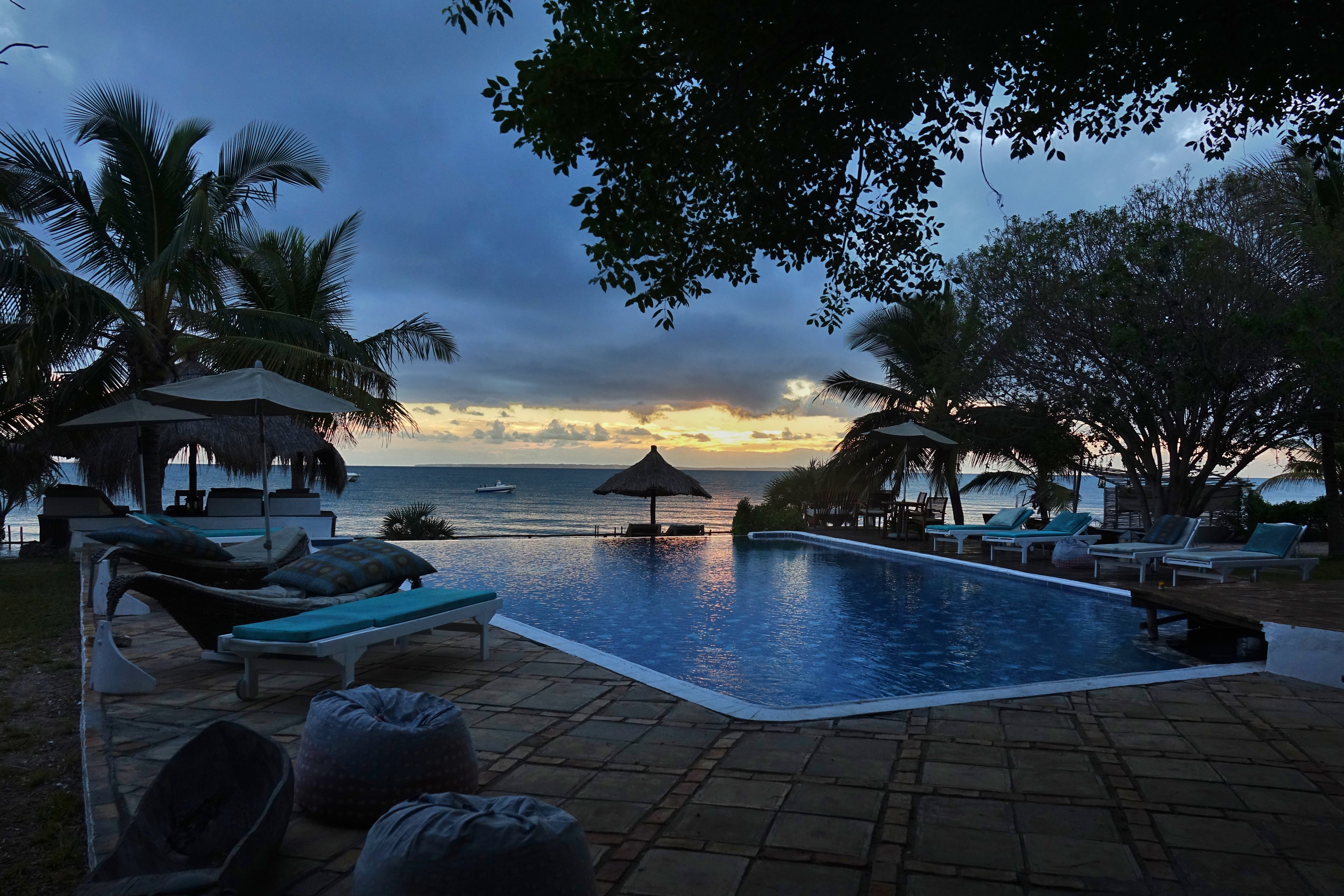 Hôtel de plage au crépuscule